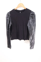 חולצה מעוצבת חדשה בשחור- XS-M